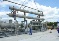 Montage doppelstöckiger Gas/Gas-Wärmetauscher DN 650, PN 160, -50/+50°C in Geradrohrausführung, 12 m Bündellänge, mit Kemtight HD-Flanschverbindung